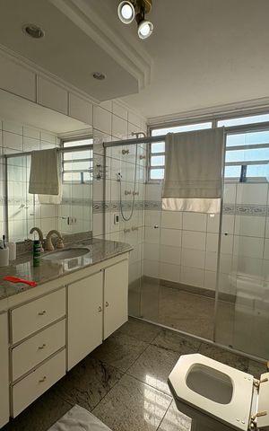 Apartamento à venda com 250m², 4 quartos e 2 vagas Apartamento à venda com 250m², 4 quartos e 2 vagasBanheiro da Suíte 2