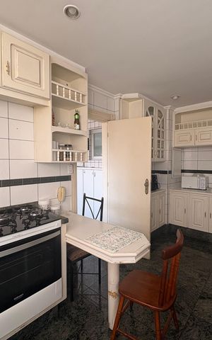 Apartamento à venda com 250m², 4 quartos e 2 vagas Apartamento à venda com 250m², 4 quartos e 2 vagasCozinha