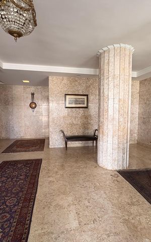 Apartamento à venda com 250m², 4 quartos e 2 vagas Apartamento à venda com 250m², 4 quartos e 2 vagasHall de entrada