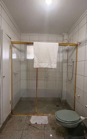 Apartamento à venda com 250m², 4 quartos e 2 vagas Apartamento à venda com 250m², 4 quartos e 2 vagasBanheiro