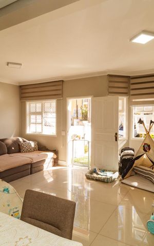 Casa de condomínio à venda com 130m², 3 quartos e 2 vagas Casa de condomínio à venda com 130m², 3 quartos e 2 vagasSala