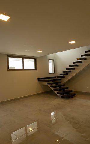 Casa à venda com 520m², 5 quartos e 4 vagas Casa à venda com 520m², 5 quartos e 4 vagasSala