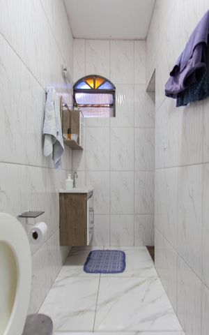 Casa à venda com 360m², 4 quartos e 2 vagas Casa à venda com 360m², 4 quartos e 2 vagasBanheiro da Suíte 1