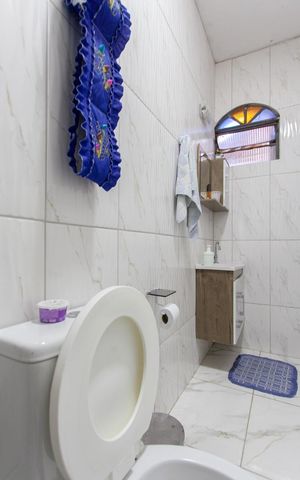 Casa à venda com 360m², 4 quartos e 2 vagas Casa à venda com 360m², 4 quartos e 2 vagasBanheiro da Suíte 1
