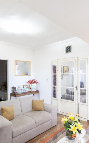 Casa à venda com 360m², 4 quartos e 2 vagas Casa à venda com 360m², 4 quartos e 2 vagasSala