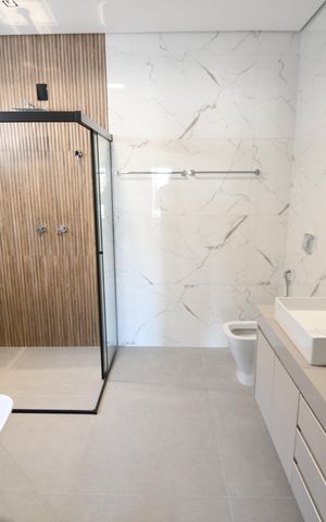 Casa de condomínio à venda com 420m², 5 quartos e 4 vagasBanheiro 1