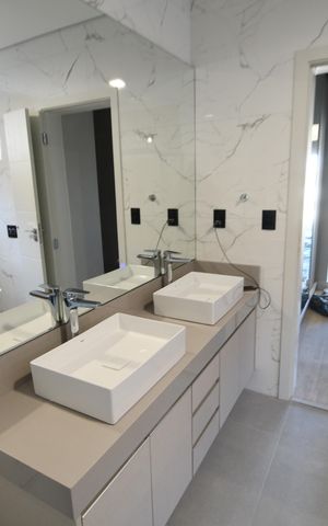 Casa de condomínio à venda com 420m², 5 quartos e 4 vagasBanheiro 1