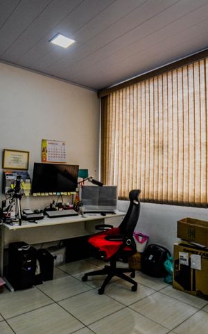 Casa à venda com 150m², 3 quartos e 2 vagas Casa à venda com 150m², 3 quartos e 2 vagasEscritório