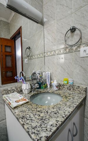 Casa à venda com 150m², 3 quartos e 2 vagas Casa à venda com 150m², 3 quartos e 2 vagasBanheiro Corredor