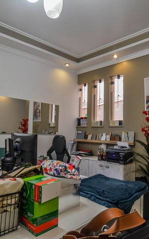 Casa à venda com 150m², 3 quartos e 2 vagas Casa à venda com 150m², 3 quartos e 2 vagasSala