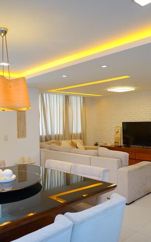 Casa à venda com 585m², 4 quartos e 3 vagas Casa à venda com 585m², 4 quartos e 3 vagasSala