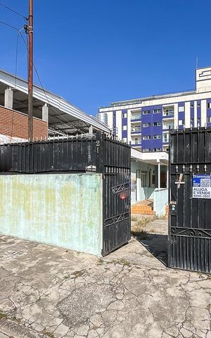 Casa à venda com 400m², 2 quartos e 5 vagasFachada + plaquinha