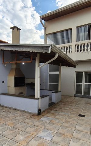 Casa à venda com 580m², 7 quartos e 3 vagas Casa à venda com 580m², 7 quartos e 3 vagasQuintal - Fundos