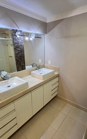 Apartamento à venda com 387m², 5 quartos e 4 vagasBanheiro da Suíte 2