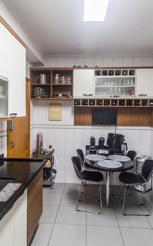 Apartamento à venda com 139m², 3 quartos e 2 vagas Apartamento à venda com 139m², 3 quartos e 2 vagasCozinha