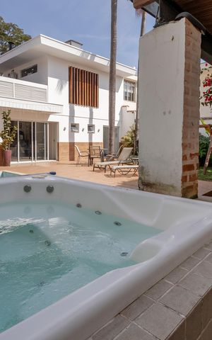 Casa à venda com 450m², 4 quartos e 3 vagas Casa à venda com 450m², 4 quartos e 3 vagasHidromassagem