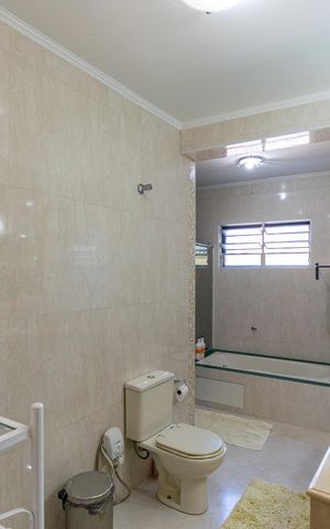 Casa à venda com 262m², 4 quartos e 2 vagas Casa à venda com 262m², 4 quartos e 2 vagasBanheiro da Suíte 2