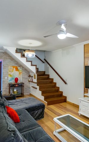 Casa à venda com 262m², 4 quartos e 2 vagas Casa à venda com 262m², 4 quartos e 2 vagasSala