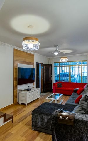 Casa à venda com 262m², 4 quartos e 2 vagas Casa à venda com 262m², 4 quartos e 2 vagasSala