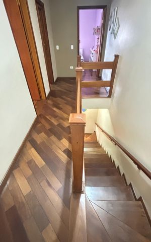 Casa à venda com 127m², 2 quartos e 2 vagas Casa à venda com 127m², 2 quartos e 2 vagasEscada