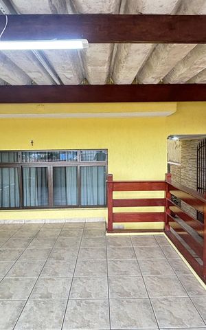 Casa à venda com 127m², 2 quartos e 2 vagas Casa à venda com 127m², 2 quartos e 2 vagasVaranda