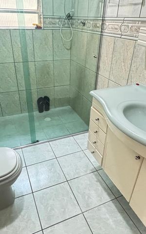 Casa à venda com 127m², 2 quartos e 2 vagas Casa à venda com 127m², 2 quartos e 2 vagasBanheiro