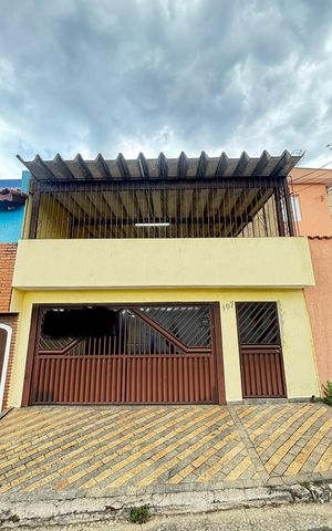 Casa à venda com 127m², 2 quartos e 2 vagas Casa à venda com 127m², 2 quartos e 2 vagasFachada