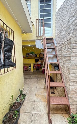 Casa à venda com 127m², 2 quartos e 2 vagas Casa à venda com 127m², 2 quartos e 2 vagasEscada