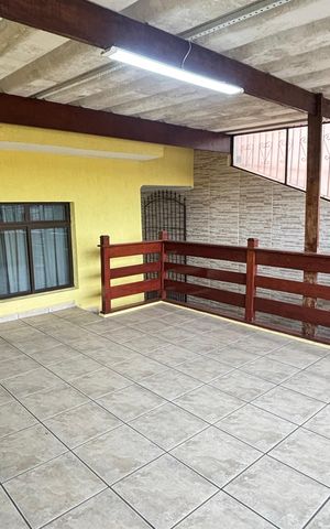 Casa à venda com 127m², 2 quartos e 2 vagas Casa à venda com 127m², 2 quartos e 2 vagasVaranda