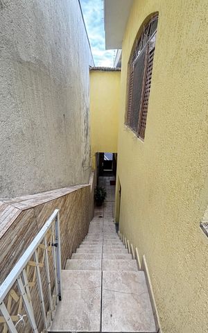 Casa à venda com 127m², 2 quartos e 2 vagas Casa à venda com 127m², 2 quartos e 2 vagasEscada
