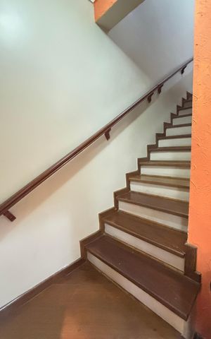 Casa à venda com 127m², 2 quartos e 2 vagas Casa à venda com 127m², 2 quartos e 2 vagasEscada
