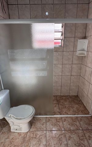 Casa à venda com 240m², 4 quartos e 3 vagas Casa à venda com 240m², 4 quartos e 3 vagasBanheiro 1