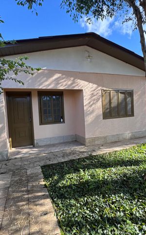 Casa à venda com 240m², 4 quartos e 3 vagas Casa à venda com 240m², 4 quartos e 3 vagasÁrea Externa