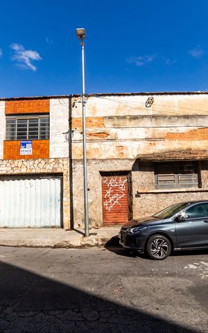 Casa à venda com 732m², 5 quartos e 6 vagas Casa à venda com 732m², 5 quartos e 6 vagasFachada