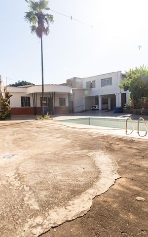Casa à venda com 732m², 5 quartos e 6 vagas Casa à venda com 732m², 5 quartos e 6 vagasPiscina
