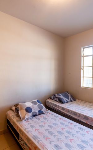 Casa à venda com 732m², 5 quartos e 6 vagas Casa à venda com 732m², 5 quartos e 6 vagasQuarto 1