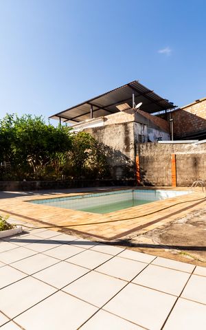 Casa à venda com 732m², 5 quartos e 6 vagas Casa à venda com 732m², 5 quartos e 6 vagasPiscina