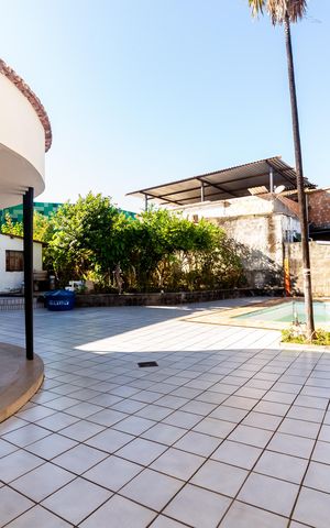 Casa à venda com 732m², 5 quartos e 6 vagas Casa à venda com 732m², 5 quartos e 6 vagasÁrea externa