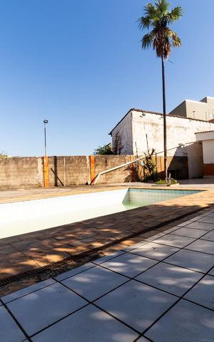 Casa à venda com 732m², 5 quartos e 6 vagas Casa à venda com 732m², 5 quartos e 6 vagasPiscina