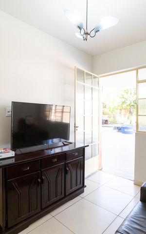 Casa à venda com 732m², 5 quartos e 6 vagas Casa à venda com 732m², 5 quartos e 6 vagasSala