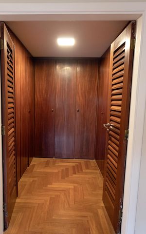 Apartamento à venda com 330m², 5 quartos e 4 vagas Apartamento à venda com 330m², 5 quartos e 4 vagasCloset suíte master