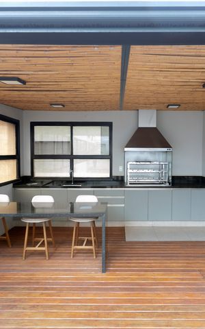 Apartamento à venda com 330m², 5 quartos e 4 vagas Apartamento à venda com 330m², 5 quartos e 4 vagasÁrea comum - Churrasqueira