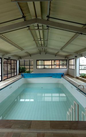 Apartamento à venda com 330m², 5 quartos e 4 vagas Apartamento à venda com 330m², 5 quartos e 4 vagasÁrea comum - Piscina