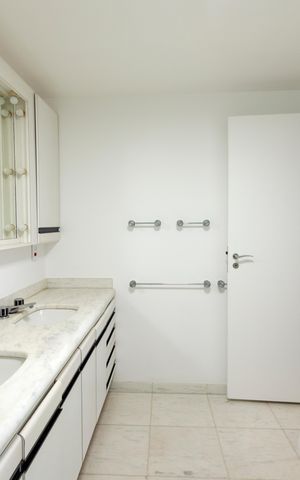 Apartamento à venda com 330m², 5 quartos e 4 vagas Apartamento à venda com 330m², 5 quartos e 4 vagasBanheiro suíte máster