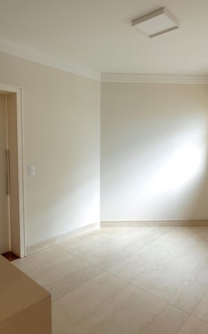 Apartamento à venda com 330m², 5 quartos e 4 vagas Apartamento à venda com 330m², 5 quartos e 4 vagasSala de almoço