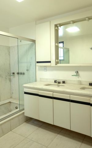 Apartamento à venda com 330m², 5 quartos e 4 vagas Apartamento à venda com 330m², 5 quartos e 4 vagasBanheiro suíte máster