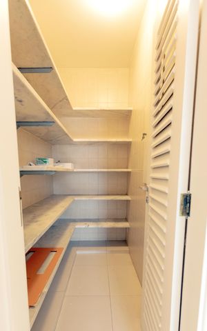 Apartamento à venda com 330m², 5 quartos e 4 vagas Apartamento à venda com 330m², 5 quartos e 4 vagasDespensa