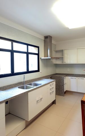 Apartamento à venda com 330m², 5 quartos e 4 vagas Apartamento à venda com 330m², 5 quartos e 4 vagasCozinha