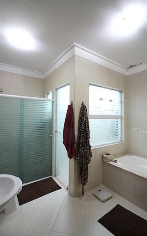 Casa à venda com 298m², 4 quartos e 5 vagasSuíte 01 Banheiro