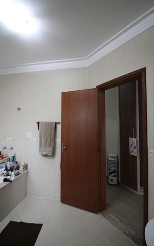 Casa à venda com 298m², 4 quartos e 5 vagasSuíte 01 Banheiro